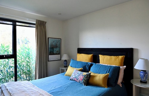 West Launceston Casa | Sunny treetop retreat with stunning views of the city and mountains