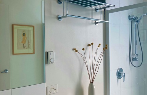 West Launceston Casa | Sunny treetop retreat with stunning views of the city and mountains