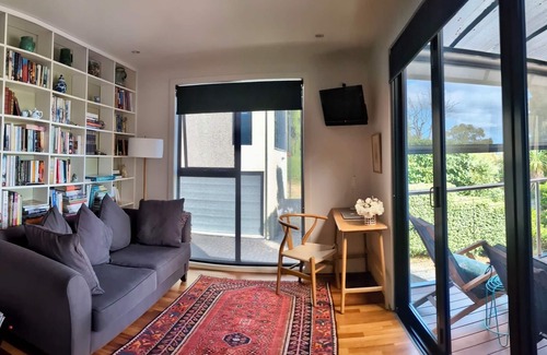 West Launceston Casa | Sunny treetop retreat with stunning views of the city and mountains