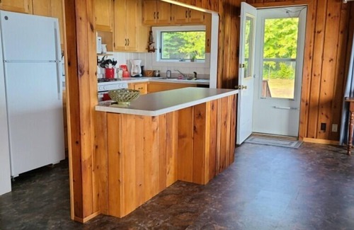 Eagle Harbor Cabaña | Sunrise Cove Cottage: Autumn Awaits at Sunrise Cove – Scenic Views and Peaceful Lakefront