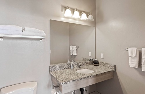 Harbor Village Hotel | Sunrise Resort Room #204 | 2 Bed, 1 Futon, 1 Bath