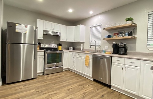 Kemp Cabaña | Sunrise Retreat @ Cedar Creek Lake! Hot tub, kayak, SUP, firepit, fishing