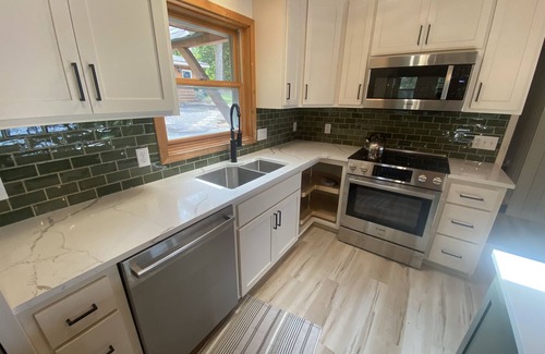 South Haven Cabina | Lakefront Log Cabin on Beautiful Lake Sylvia!
