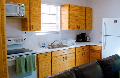 Spanish Wells Casa | Sunset Bay - Charming 1-Bedroom House with Ocean/Canal Views