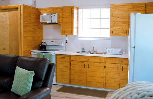 Spanish Wells Casa | Sunset Bay - Charming 1-Bedroom House with Ocean/Canal Views