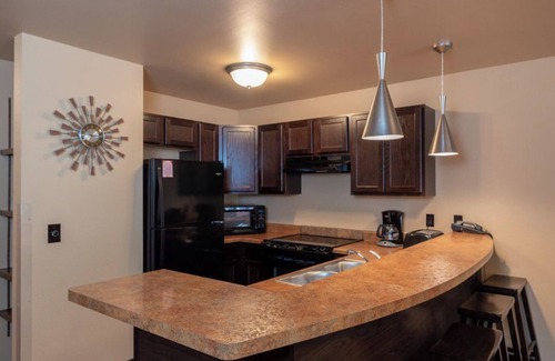 Lake Delton Hotel | Sunset Bay Resort