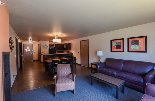 Lake Delton Hotel | Sunset Bay Resort