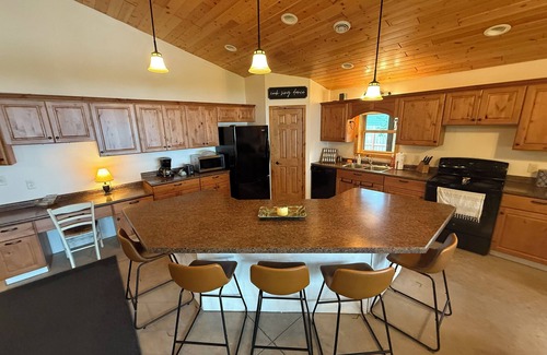 Perham Cabina | SUNSET BEACH CABIN - Charming 2-bedroom home INCLUDES PONTOON RENTAL!!!