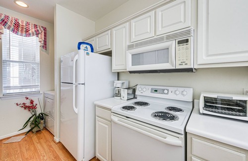 Sunset Beach Condominio | Sunset Beach Condo w/ Balcony, 5 Mi to the Ocean!