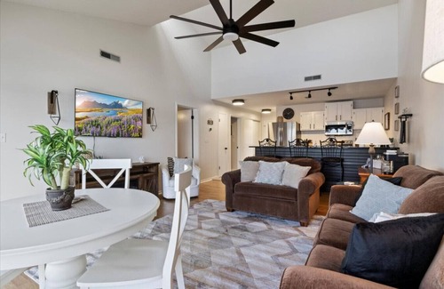 Osage Beach Condominio | Sunset Escape - Waterfront, Pool, & More!