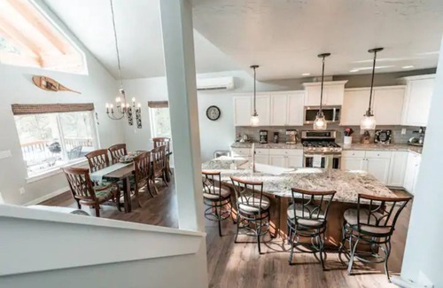 Cascade Casa | Sunset Hideaway. Private 5 minute walk to lake.