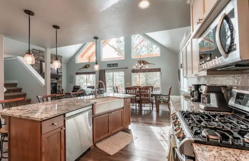 Cascade Casa | Sunset Hideaway. Private 5 minute walk to lake.