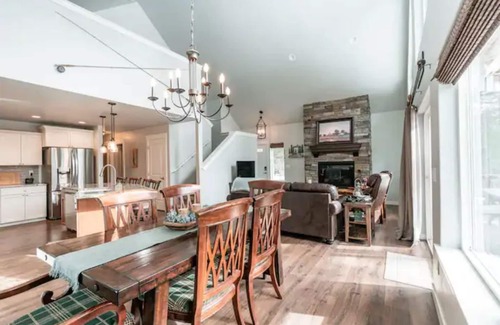 Cascade Casa | Sunset Hideaway. Private 5 minute walk to lake.