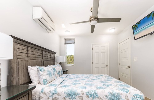 Discovery Bay Villa | Unbelievable Sunsets - 3 Bedroom Villa on Turtle Lake