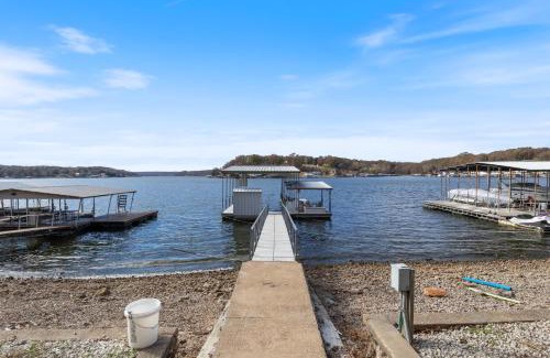 Gravois Mills Casa | Sunset & Lake Views, Outdoor Dining & Seats