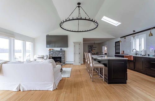 Middle Hope Casa | Sunset Lakehouse: Stunning Views + Lake Fun!