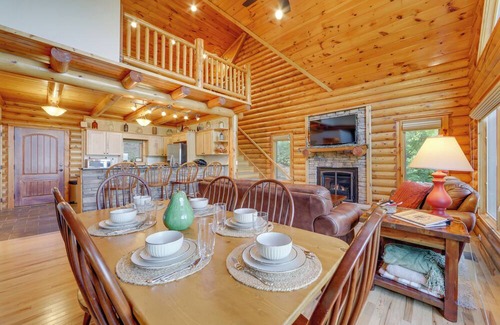 Sylva Cabina | Sunset & Mountain Views: Scenic Sylva Log Cabin!