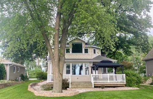 Fond du Lac Casa | Sunset on Lake Winnebago: Entire lake home in Fond du Lac, Wisconsin.