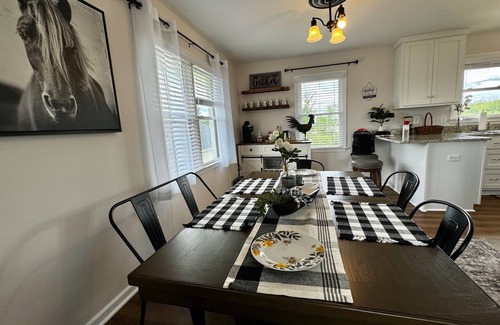 Newnan Cabaña | Sunset Rose - Historic Newnan, King Master, 3-bedroom Cottage, Game Room, Level