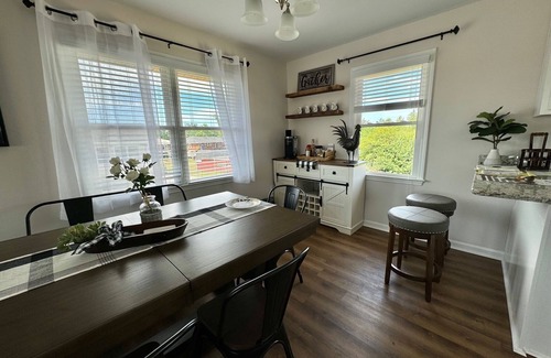 Newnan Cabaña | Sunset Rose - Historic Newnan, King Master, 3-bedroom Cottage, Game Room, Level