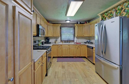 East Ellijay Cabina | Sunset & Starry Retreat - Hot Tub, Game Room, Fire Pit, Pet Friendly