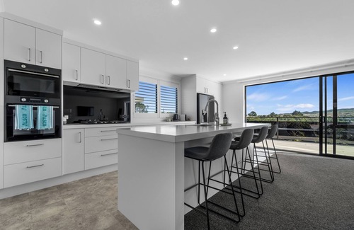Raglan Casa | Sunset Stay - Raglan Holiday Home