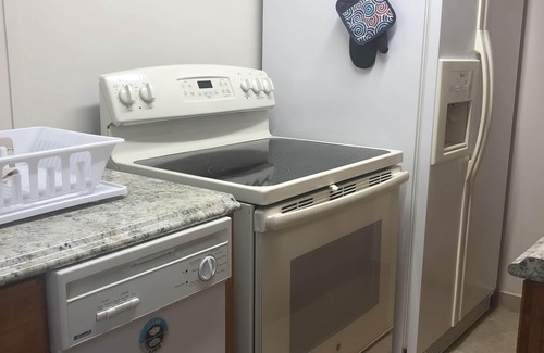 Tarpon Springs Apartamento | SUNSET STUDIO - Bellamente decorado y .6 millas de la playa - ¡Este es el paraíso!