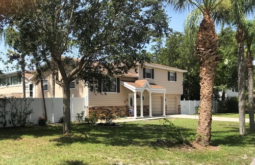 Tarpon Springs Apartamento | SUNSET STUDIO - Bellamente decorado y .6 millas de la playa - ¡Este es el paraíso!
