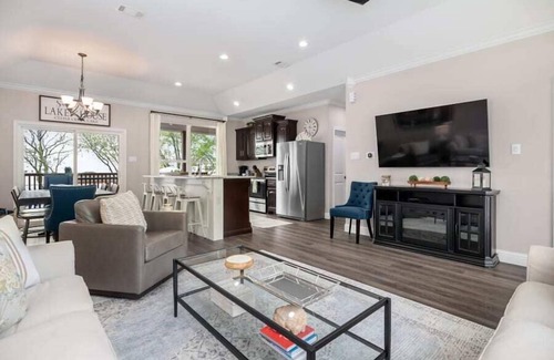 Gun Barrel City Casa | Sunset Swim Lake Front Home Pool, Hot Tub
