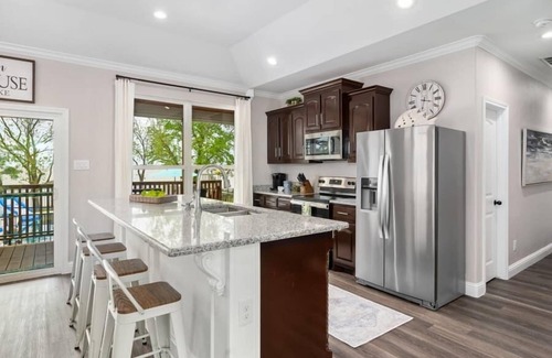 Gun Barrel City Casa | Sunset Swim Lake Front Home Pool, Hot Tub
