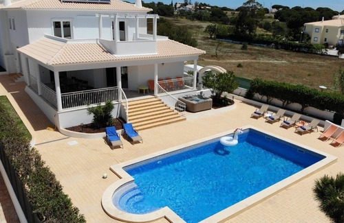 Olhos D'Agua Villa | ¡Impresionantes 5 suites, piscina climatizada y jacuzzi, sala de juegos, billar, gimnasio, cerca de la playa!