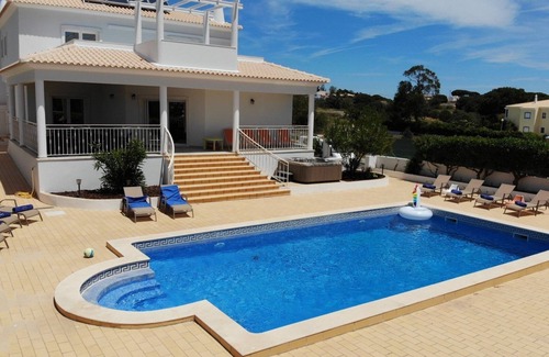 Olhos D'Agua Villa | ¡Impresionantes 5 suites, piscina climatizada y jacuzzi, sala de juegos, billar, gimnasio, cerca de la playa!