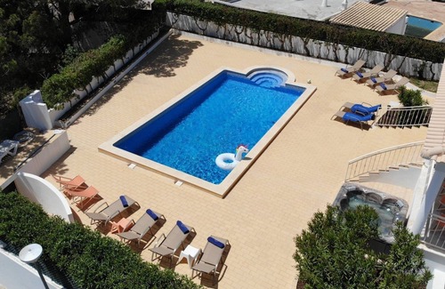 Olhos D'Agua Villa | ¡Impresionantes 5 suites, piscina climatizada y jacuzzi, sala de juegos, billar, gimnasio, cerca de la playa!