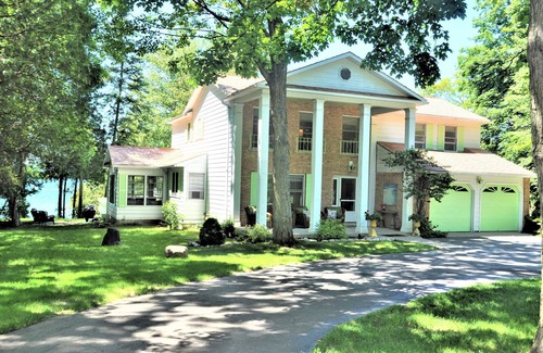 Clam River Casa | Impresionantes puestas de sol en 140 'Torch Lake Waterfront ~ Dock ~ Decking ~ Kayaks!