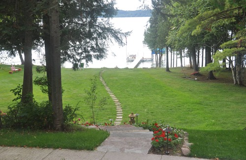 Clam River Casa | Impresionantes puestas de sol en 140 'Torch Lake Waterfront ~ Dock ~ Decking ~ Kayaks!
