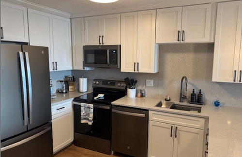 Port Clinton Condominio | Sunsets and serenity-Modern lakefront getaway with stunning views of Lake Erie.