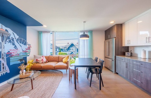 North Beacon Hill Casa | Sunsets, Mountains and Bay Magic, fire pit & BBQ oRooftop Delight!