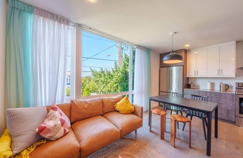 North Beacon Hill Casa | Sunsets, Mountains and Bay Magic, fire pit & BBQ oRooftop Delight!