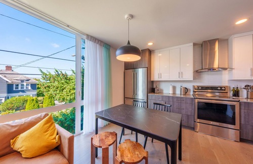 North Beacon Hill Casa | Sunsets, Mountains and Bay Magic, fire pit & BBQ oRooftop Delight!