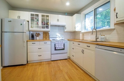 Scugog Cabaña | Sunsets on Scugog - Three Bedroom Cottage, Sleeps 8