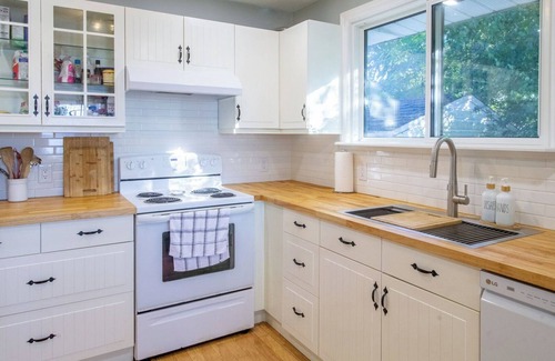 Scugog Cabaña | Sunsets on Scugog - Three Bedroom Cottage, Sleeps 8