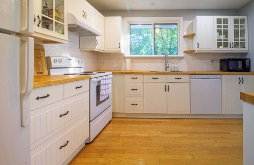 Scugog Cabaña | Sunsets on Scugog - Three Bedroom Cottage, Sleeps 8