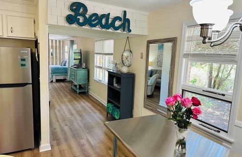 Folly Beach Casa | SunsetShack Folly Beach House on Pond --PET FRIENDLY - 1 cuadra de la playa