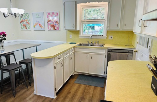 Folly Beach Casa | SunsetShack Folly Beach House on Pond --PET FRIENDLY - 1 cuadra de la playa