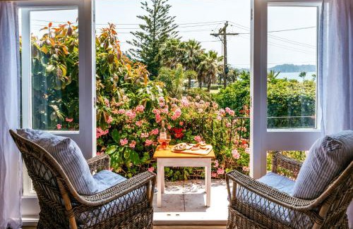 Onetangi Casa | Sunshine Cottage by the Sea - Stay Waiheke