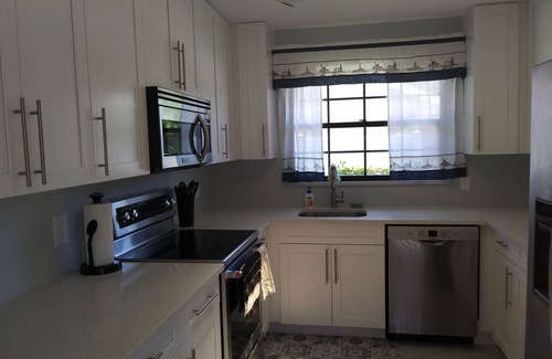 Boynton Beach Casa | Sunshine Haus - Clean & Quiet - Minutes to Beach or Shopping
