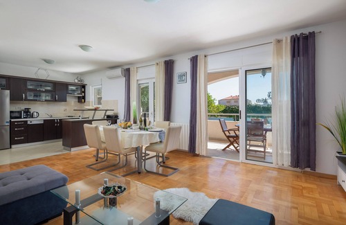 Kastel Novi Casa | Sunshine Holiday Home