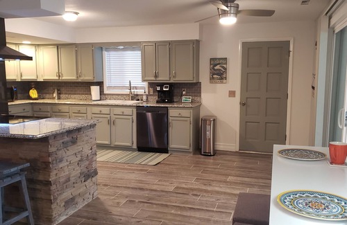 Gravois Mills Casa | Sunshine n' Dreams Lakefront Tropical Tiki Bar Hottub Lrg Dock Fire Pit Slps 14!