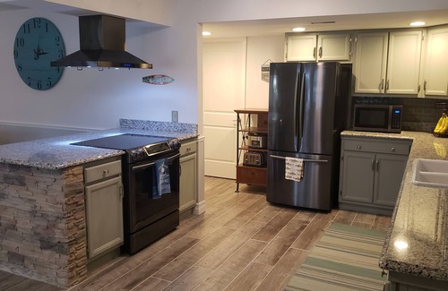 Gravois Mills Casa | Sunshine n' Dreams Lakefront Tropical Tiki Bar Hottub Lrg Dock Fire Pit Slps 14!