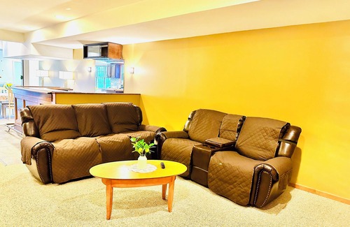West Chester Apartamento | Sunshine Private Guest Suit!nCharming Large walk out basement with 2 bedrooms!